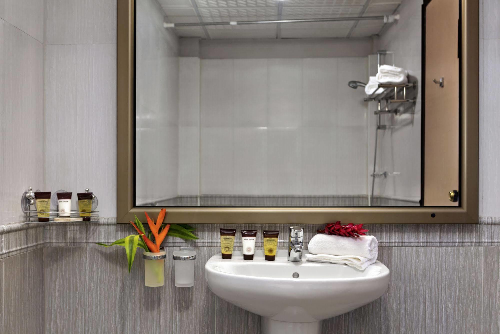 Bravia Hotel วากาดูกู ภายนอก รูปภาพ