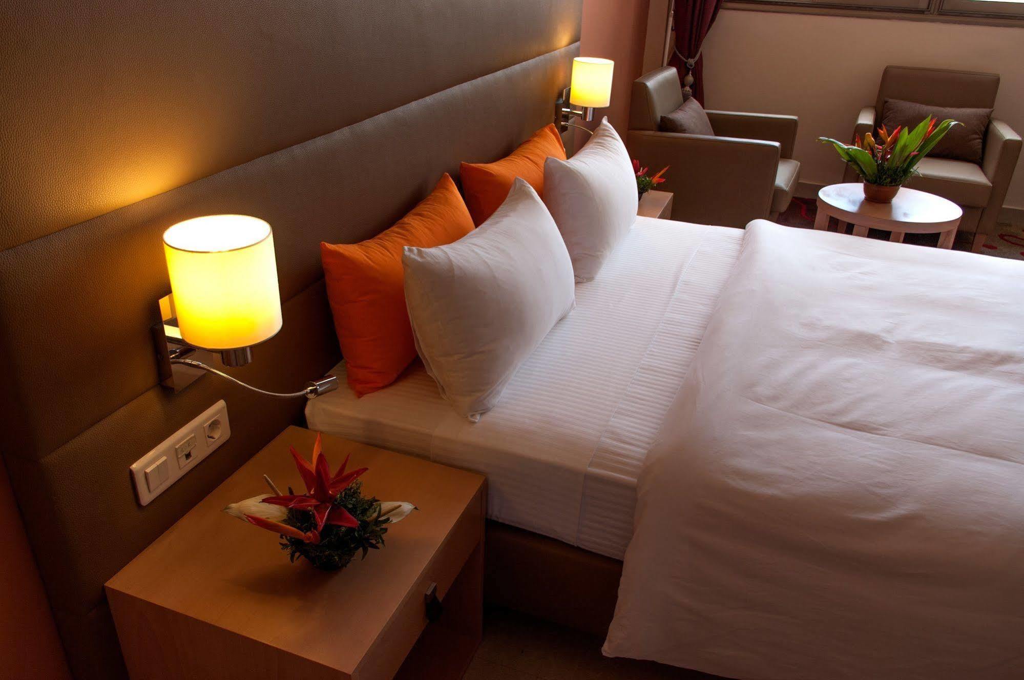 Bravia Hotel วากาดูกู ภายนอก รูปภาพ